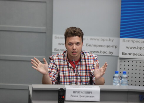 Kur tagad ir un kā jūtas nolaupītais baltkrievu opozīcijas žurnālists Romāns Protasevičs