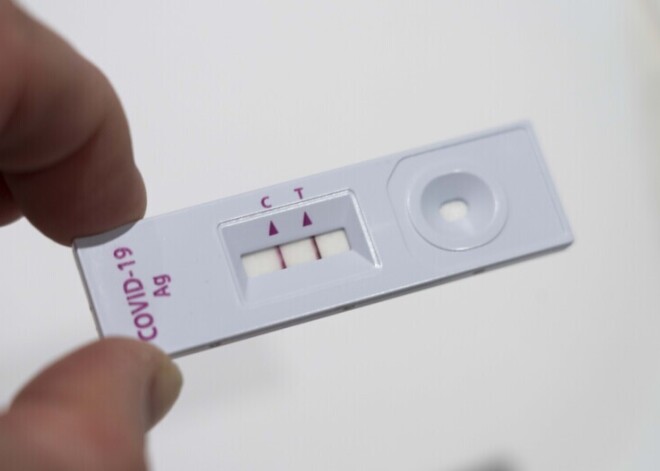 Koalīcija vienojas Covid-19 ātros testus noteikt kā brīvprātīgus