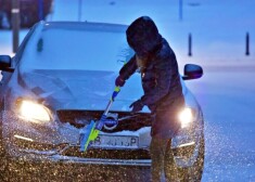 Gandrīz visā valsts teritorijā sniegoti un apledojuši ceļi; vairāk nekā 100 ceļu satiksmes negadījumu