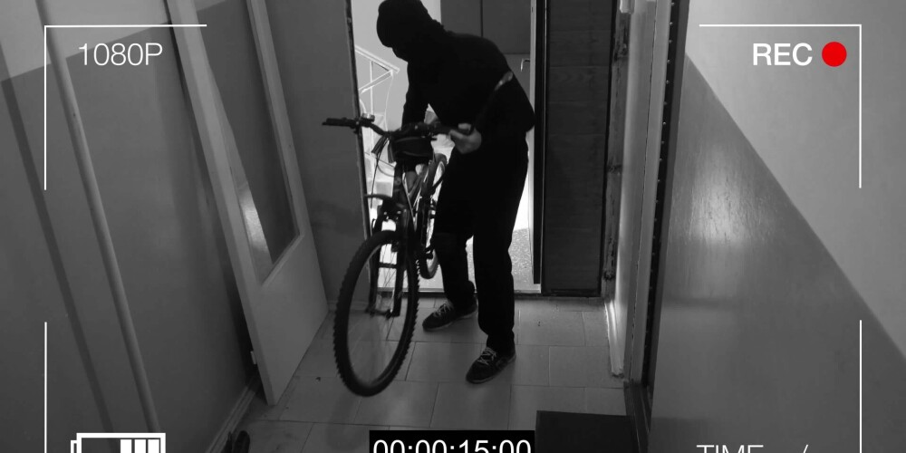 В Чиекуркалнсе воры украли три дорогих велосипеда, несмотря на наличие видеокамер