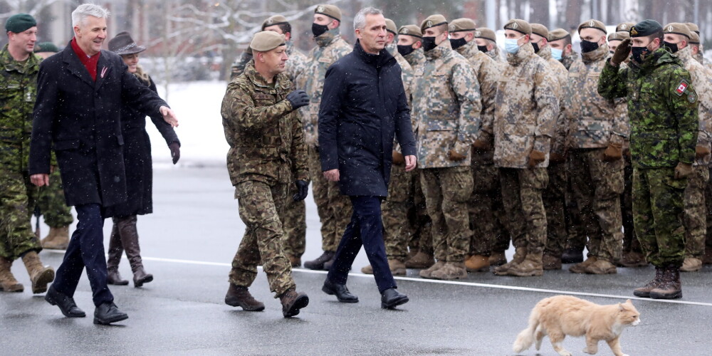 Aizsardzības ministrs Artis Pabriks (no kreisās), Sauszemes spēku Mehanizētās kājnieku brigādes komandieris pulkvedis Sandris Gaugers un NATO ģenerālsekretārs Jenss Stoltenbergs Ādažu militārās bāzes apmeklējuma laikā.