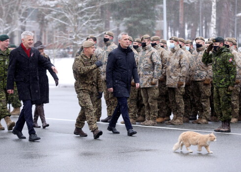 Aizsardzības ministrs Artis Pabriks (no kreisās), Sauszemes spēku Mehanizētās kājnieku brigādes komandieris pulkvedis Sandris Gaugers un NATO ģenerālsekretārs Jenss Stoltenbergs Ādažu militārās bāzes apmeklējuma laikā.