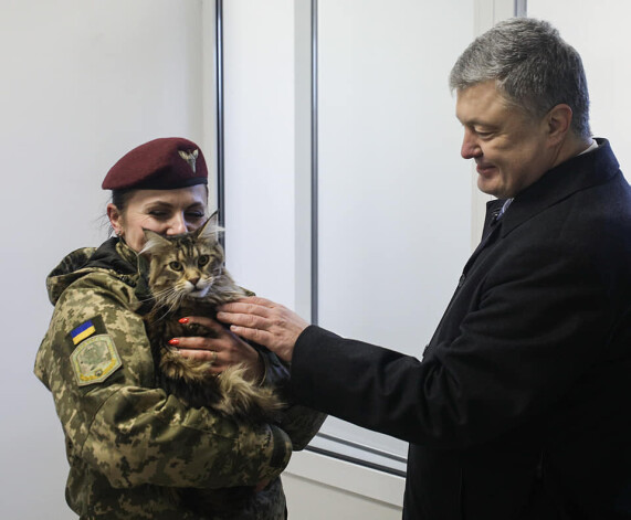 Apsekojot karakalpu kazarmas kādreizējais Ukrainas prezidents Petro Porošenko interesējās arī par militāristu kaķu labsajūtu.