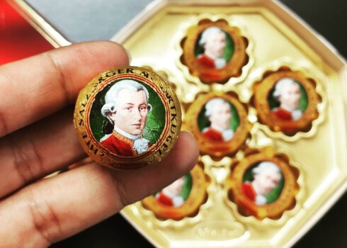 Пандемия убила "Моцарта": производитель знаменитых конфет заявил о банкротстве