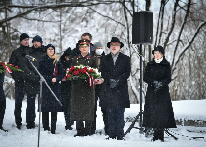 Rumbulas memoriālā piemin Rīgas geto ieslodzīto iznīcināšanas 80.gadadienu.