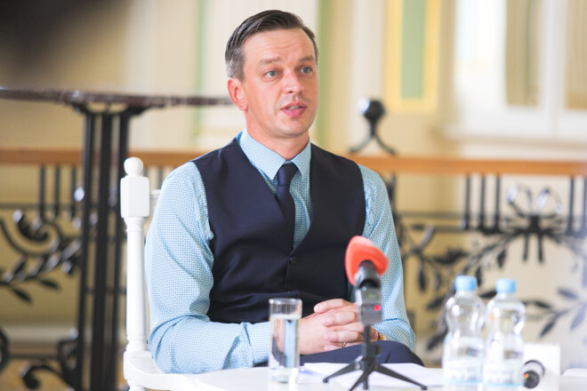 Teātra direktors Jānis Vimba, plānojot, kā turēt teātri atvērtu arī ārkārtas apstākļos, nudien nav apskaužamā situācijā. Arī ar vienprātīgu atbalstu vakcinācijas prasībās pagaidām viņš nevar rēķināties.