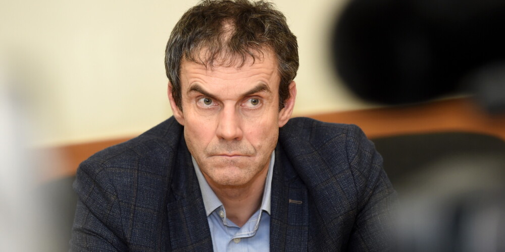 Veselības ministrijas galvenais speciālists infektoloģijā Uga Dumpis piedalās preses konferencē, kurā informē par aktualitātēm saistībā ar jauno koronavīrusu.