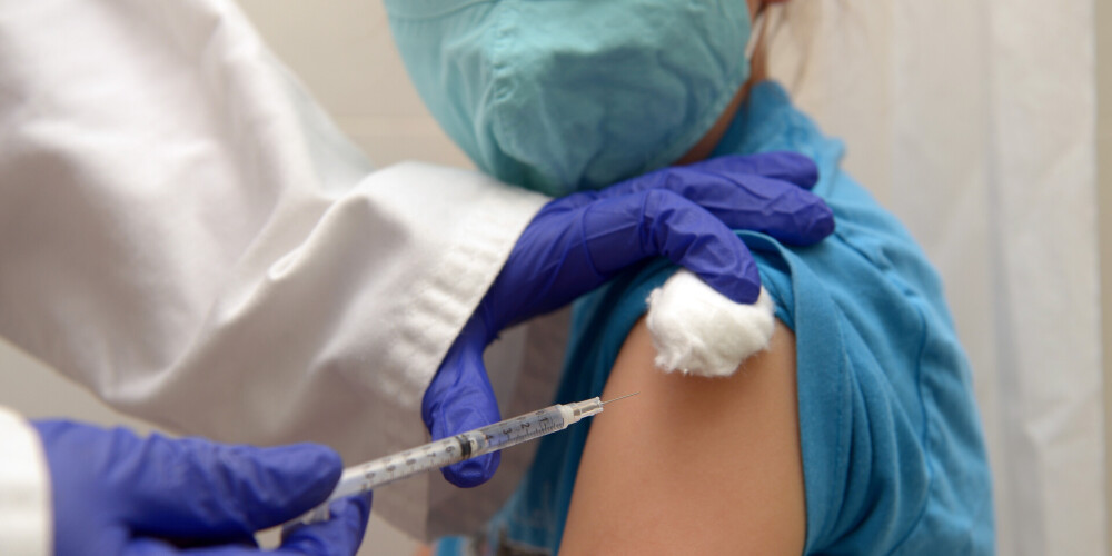 Iespējamās blaknes, devas lielums, prioritārās grupas: IVP atbild uz jautājumiem par bērnu vakcinēšanu pret Covid-19