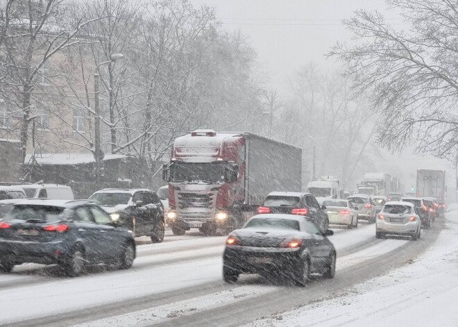 FOTO: decembris iesācies ar milzu sastrēgumiem un haosu uz ceļiem