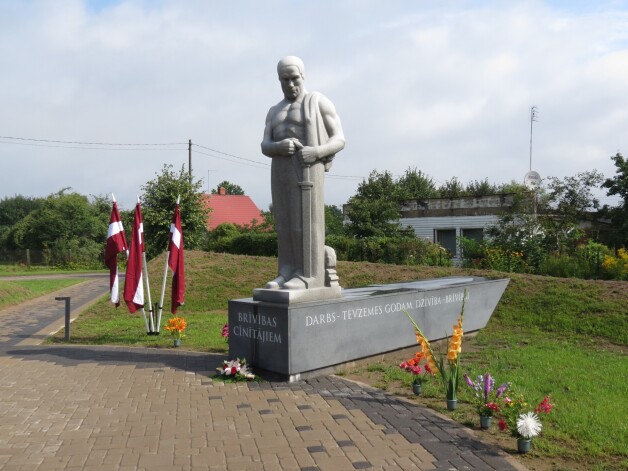 Kārļa Zāles veidotais Alojas Brīvības piemineklis, kurš gandrīz pēc 80 gadiem beidzot nonāca savā vietā – Alojā, izklejojies pa sarkanarmiešu Brāļu kapiem.  * 