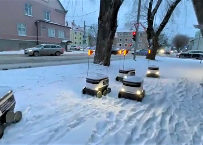 VIDEO: mīlīgi vai neveikli? Igaunijas ielās braukājošie piegādes robotiņi netiek galā ar sniegu