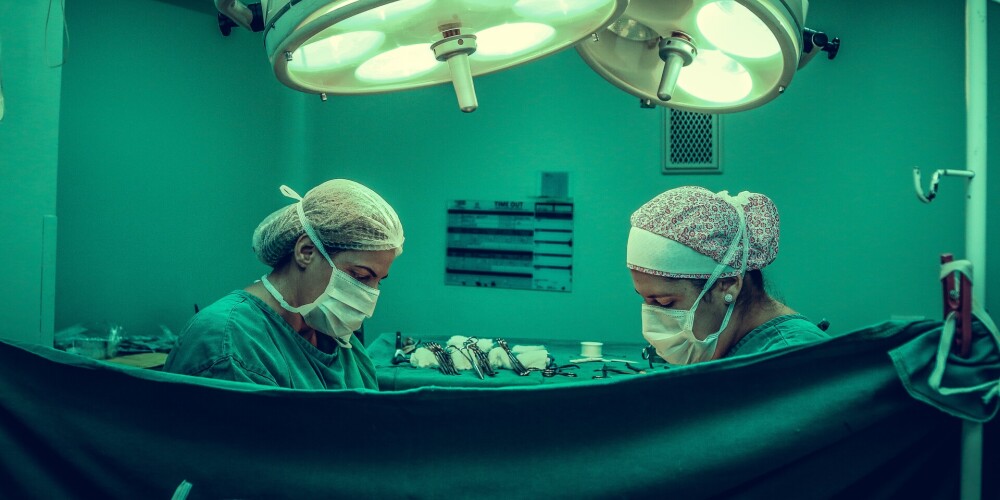 Sodīta Austrijas ķirurģe, kura pacientam amputēja nepareizo kāju