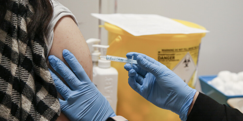 Turpinās samazināties pirmās Covid-19 vakcīnas devas saņēmēju skaits