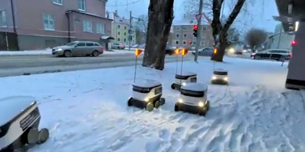ВИДЕО: мило или неуклюже? Роботы-доставщики на улицах Эстонии не справляются со снегом