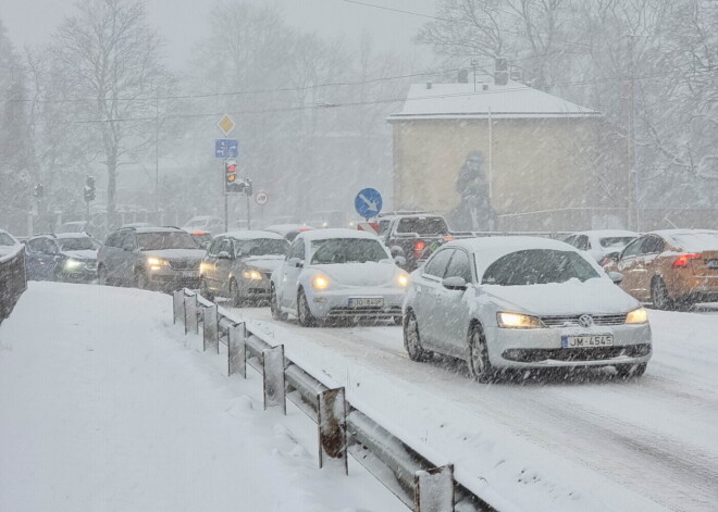 Visā valsts teritorijā ir apgrūtināta braukšana un palēnināta satiksme