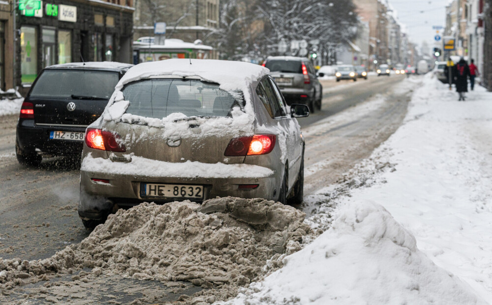 FOTO: Rīgā turpina cīnīties ar sniegu