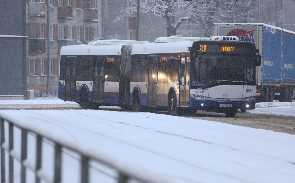 Rīgā sniega dēļ kavējas sabiedriskais transports