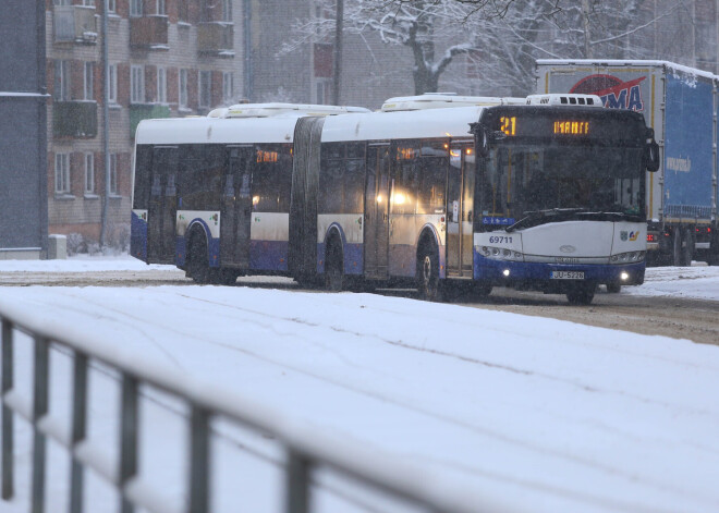 Rīgā sniega dēļ kavējas sabiedriskais transports