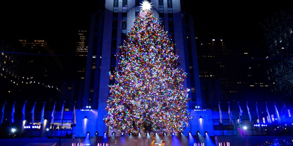 50 000 лампочек и звезда Swarovski! В центре Нью-Йорка зажглась главная рождественская елка США