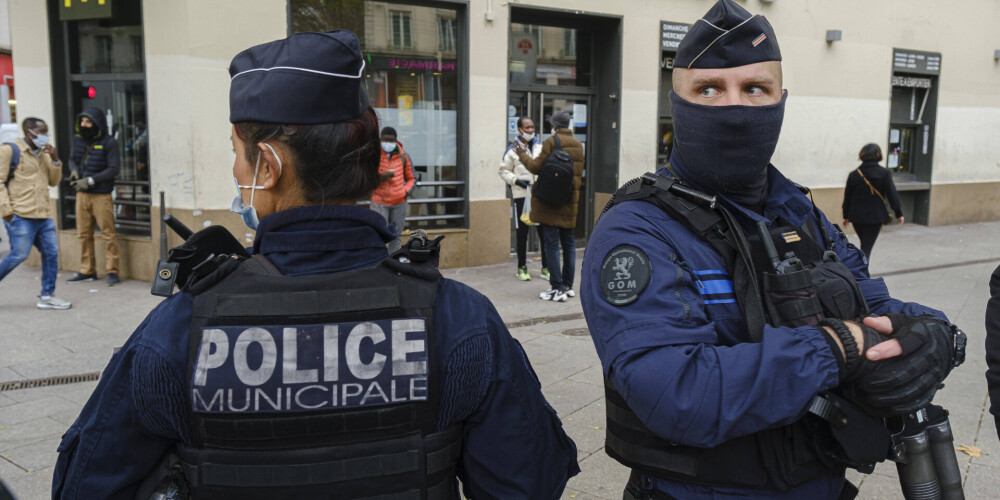 Francijā policisti sašauj vīrieti nindzjas tērpā