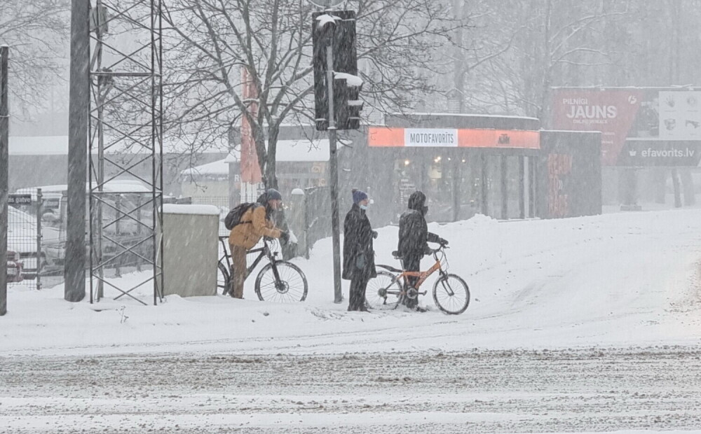 Izsludina sarkano brīdinājumu par snigšanu Rīgā