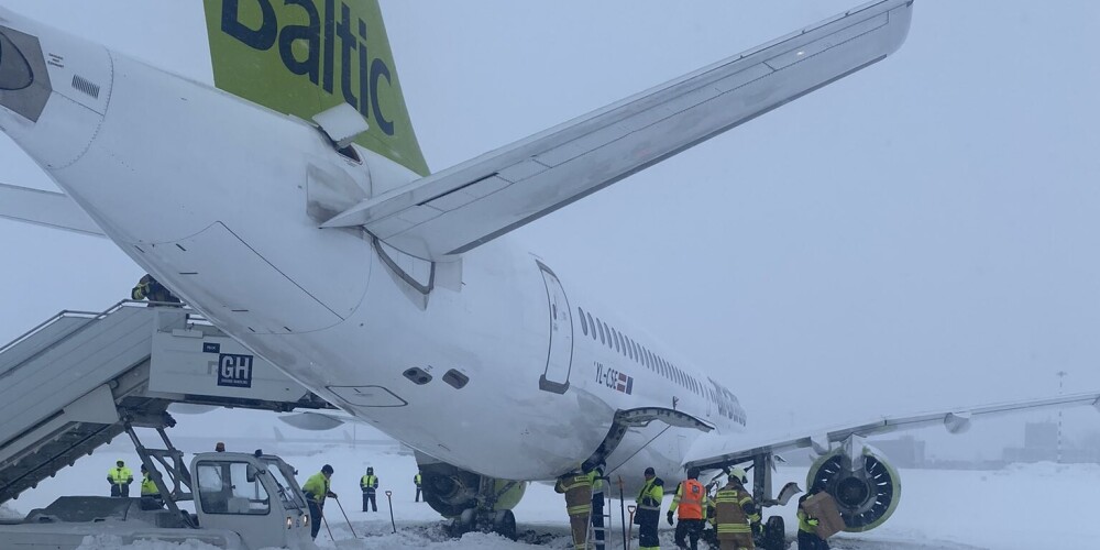 Sliktas redzamības dēļ "airBaltic" lidmašīna Rīgas lidostā nobraukusi no manevrēšanas ceļa