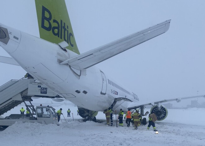 Sliktas redzamības dēļ "airBaltic" lidmašīna Rīgas lidostā nobraukusi no manevrēšanas ceļa