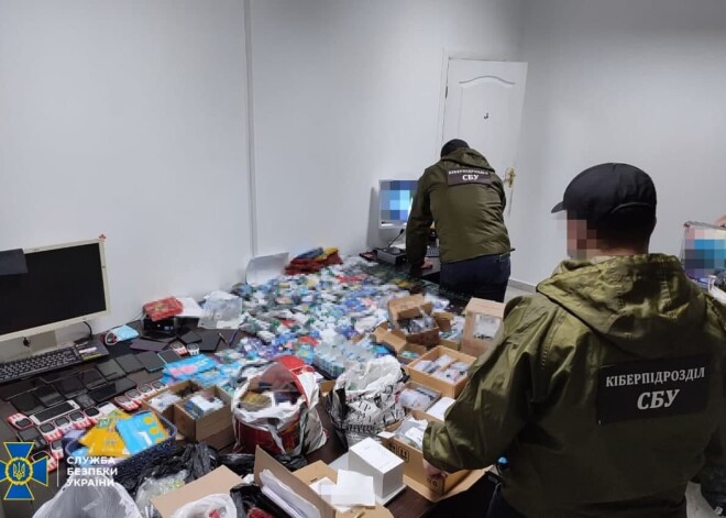 FOTO: Ukrainas dienesti apturējuši milzīgas "botu fermas". To uzdevums - slavināt Kremli, kritizēt Ukrainu un Covid-19 vakcīnas