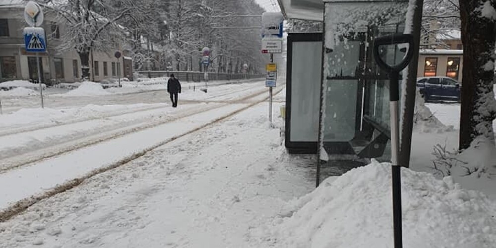 Депутат Рижской думы призвал жителей самим чистить остановки общественного транспорта от снега