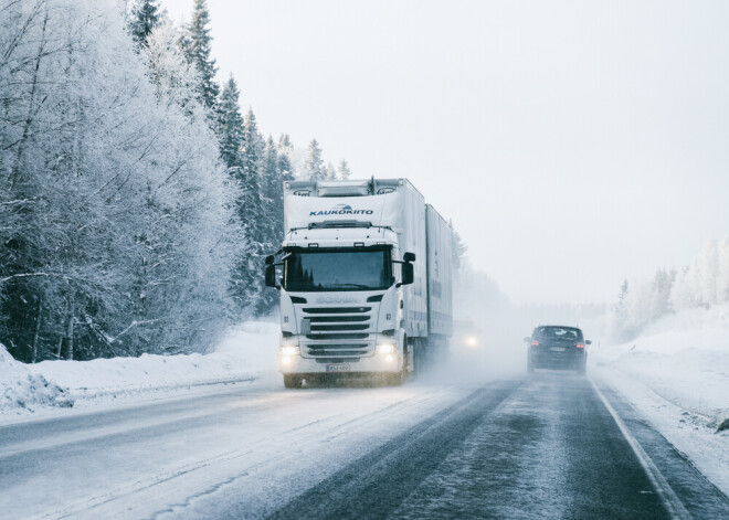 Jāatceras, ka kravas automobiļiem ir tā saucamās aklās zonas, īpaši vecākiem modeļiem, kas nav aprīkoti ar dažādiem spoguļiem. Vieglajām mašīnām jācenšas neturēties aklajā zonā.