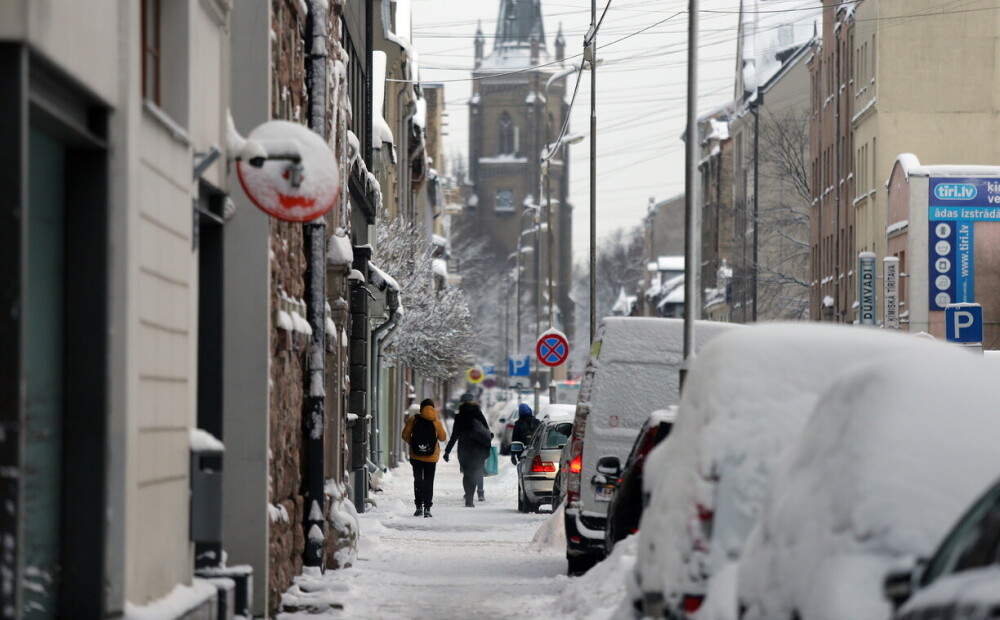 FOTO: sniegputenis Rīgā izjauc pilsētnieku ierasto ikdienu