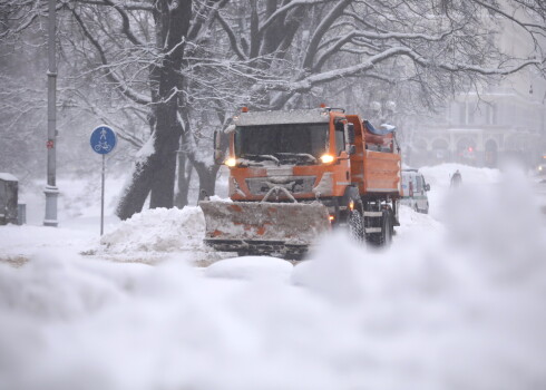 Clean R не справилась с уборкой снега: в одном из городов Латвии с компанией расторгли договор