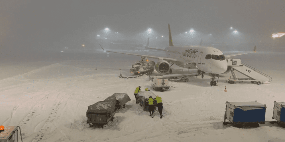 Взлетно-посадочная полоса в аэропорту "Рига" будет закрыта до утра субботы из-за снегопада