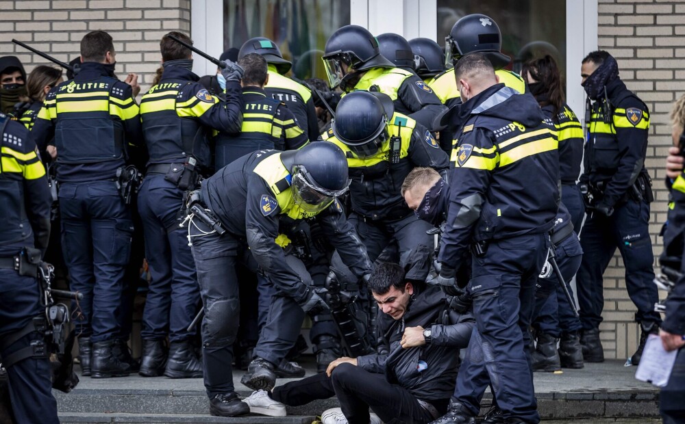 Nīderlandē pēc iebrukuma Ķīmisko ieroču aizlieguma organizācijas galvenajā birojā aizturēti 50 kurdu demonstrantu
