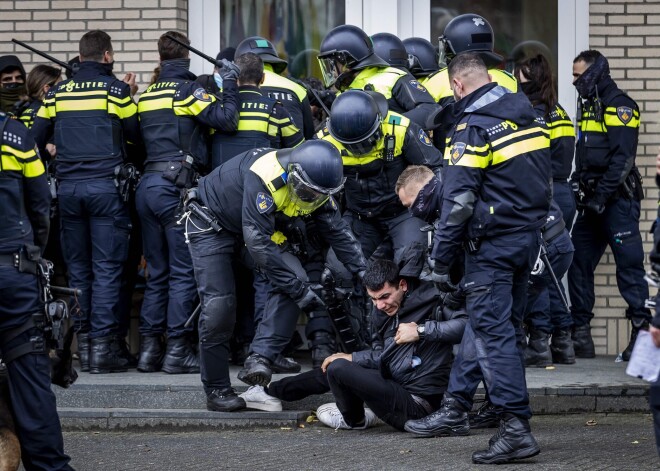 Nīderlandē pēc iebrukuma Ķīmisko ieroču aizlieguma organizācijas galvenajā birojā aizturēti 50 kurdu demonstrantu