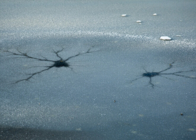 Поваленные на машины деревья, ложные вызовы и тракторист в пруду: вчерашний день для спасателей был непростым