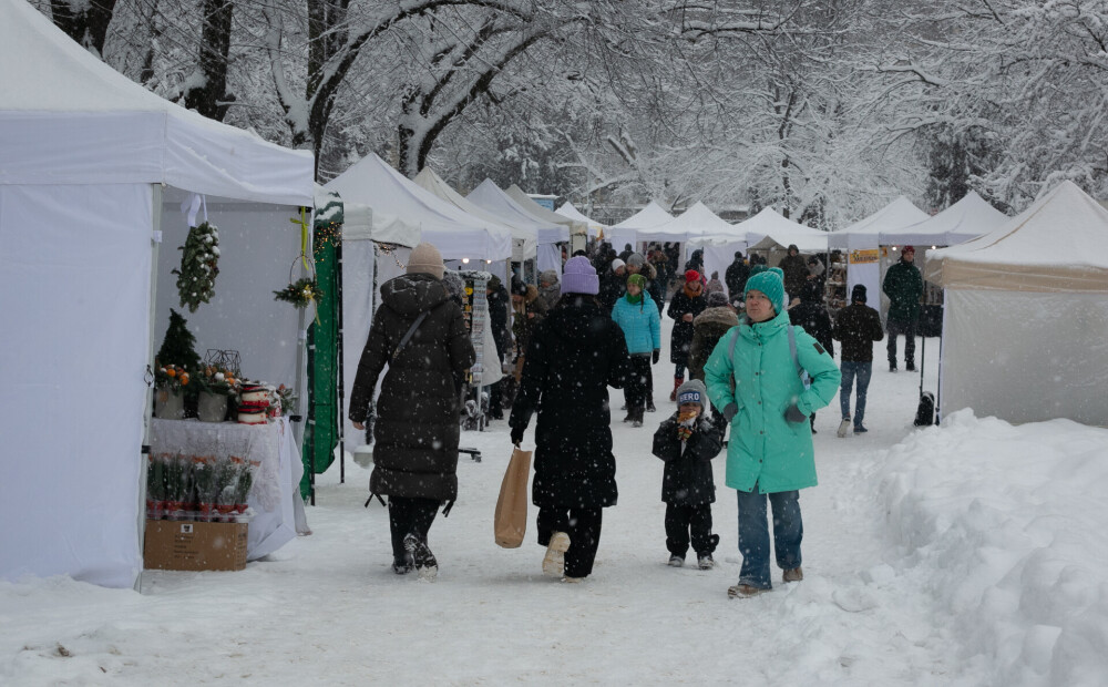FOTO: sniegotajā Vērmanes dārzā aizvadīts Ziemassvētku tirdziņš