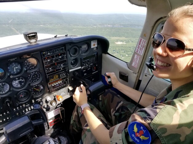 Marta Graudiņa pilota krēslā.