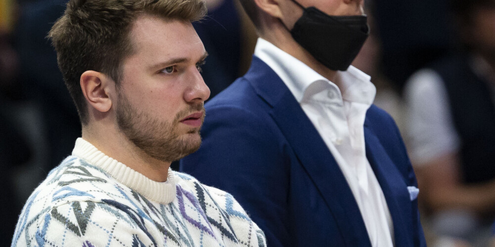 Luka Dončičs un Kristaps Porziņģis vēro maču pret "Grizzlies". 