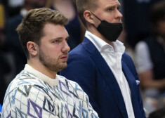 Luka Dončičs un Kristaps Porziņģis vēro maču pret "Grizzlies". 