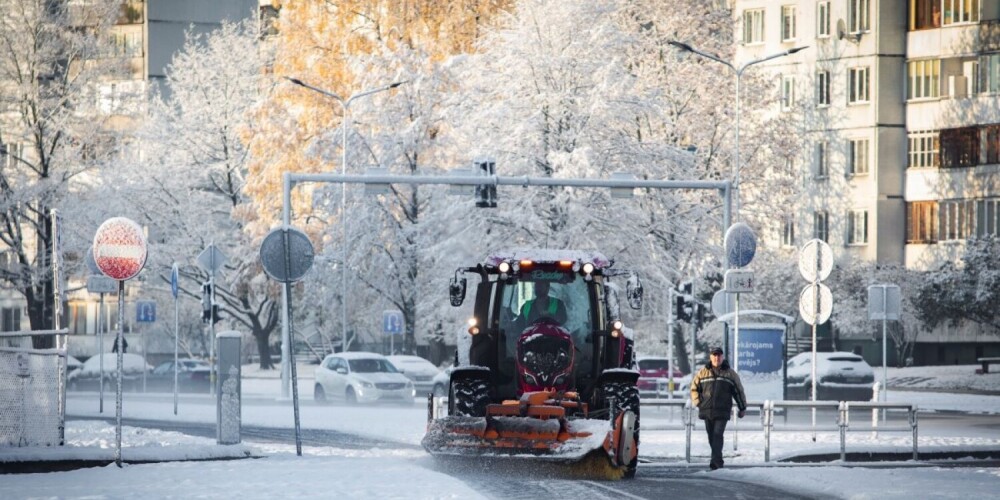Rīdzinieki lamā “komunālos traktorus” par sniega šļuras veidošanu. Pašvaldības policija skaidro: “Tīra piespiedu kārtā”