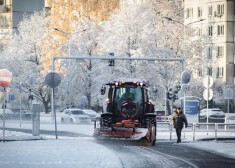 “Komunālie traktori”, tīrot galvaspilsētas ielu brauktuves, sniegu sagrūž uz tikko sētnieku notīrītām ietvēm.