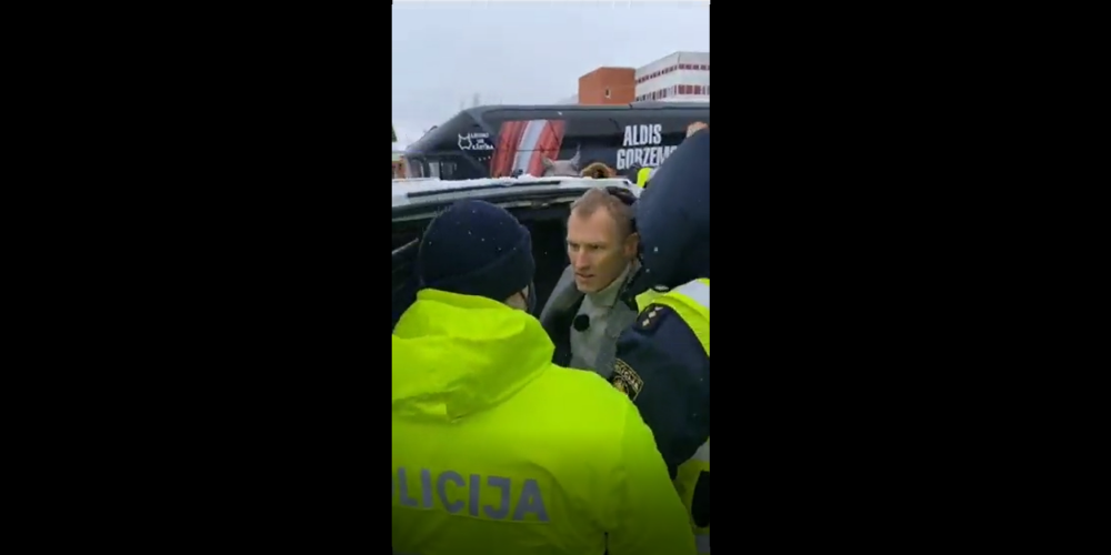 Saeimas deputātu Tukumā aizturēja īsi pēc politiskās akcijas "Rododendrs" sākuma. Pirms tam Gobzems atteicās sadarboties ar likumsargiem.