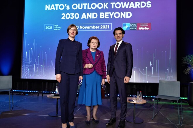 Pagājušajā nedēļā Kersti Kaljulaida Rīgā notiekošajā konferencē “NATO: Ielūkojoties nākamajā desmitgadē" sprieda par Ziemeļatlantijas bloka nāktones vīzijām kopā ar Latvijas eksprezidenti Vairu Vīķi-Freibergu (pa labi – sarunas moderators, žurnālists Ali Aslani).