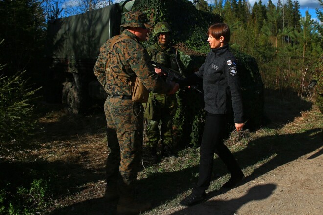 Bijušajai mūsu ziemeļu kaimiņvalsts pirmajai personai Kersti Kaljulaidai armijas lietas nav svešas.