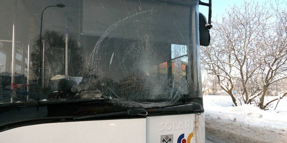 "Как это случилось? Она лежала позади него": в Пардаугаве автобус сбил пешехода