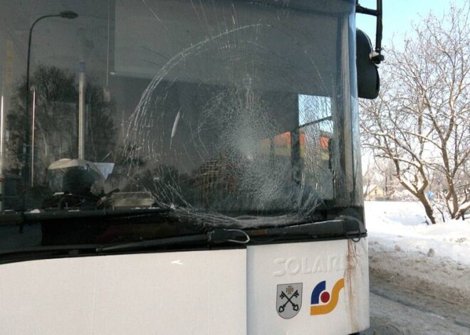 "Как это случилось? Она лежала позади него": в Пардаугаве автобус сбил пешехода