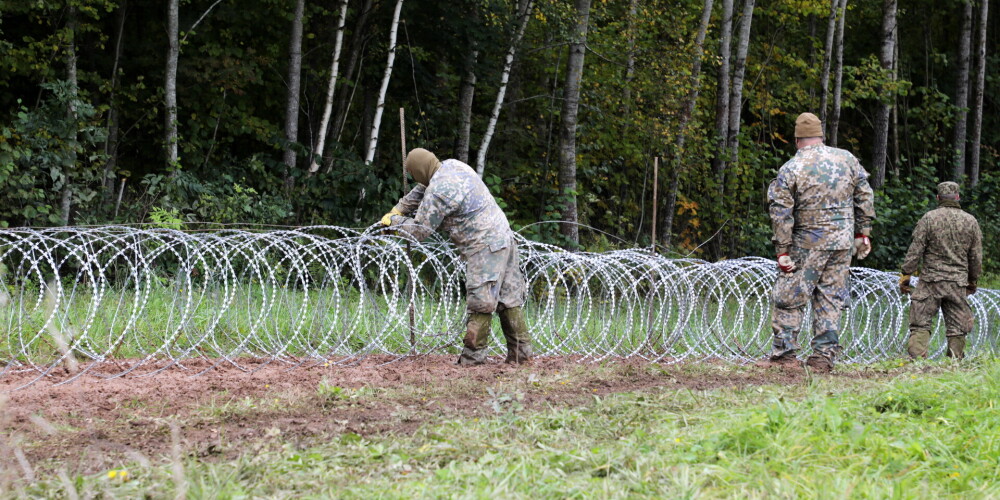 Lai kavētu nelegālo migratnu plūsmu, uz Latvijas-Baltkrievijas robežas tiek uzstādīts Slovēnijas Aizsardzības ministrijas dāvinātais pagaidu žogs.