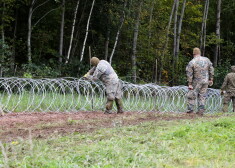 Lai kavētu nelegālo migratnu plūsmu, uz Latvijas-Baltkrievijas robežas tiek uzstādīts Slovēnijas Aizsardzības ministrijas dāvinātais pagaidu žogs.