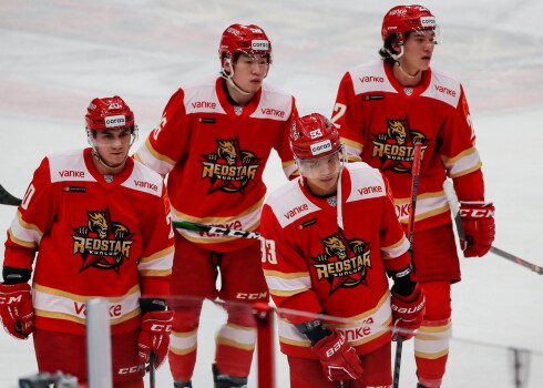 Liela daļa potenciālo Ķīnas izlases spēlētāju ikdienā spēlē KHL klubā Pekinas "Kuņluņ Red Star".